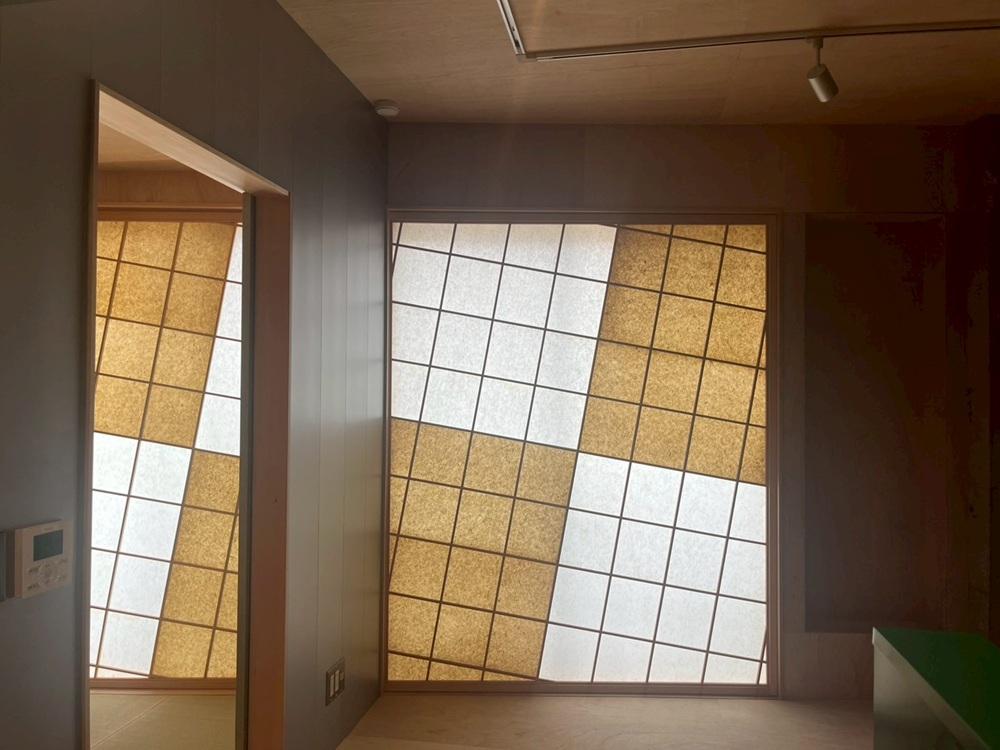 京都市右京区嵯峨中通町13-36の賃貸物件/【402】同様に10°傾いた障子はそれぞれを重なり合わせ光の調整ができるのだ