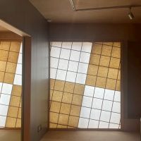 京都市右京区嵯峨中通町13-36の賃貸物件/【402】同様に10°傾いた障子はそれぞれを重なり合わせ光の調整ができるのだ