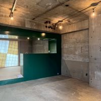 京都市右京区嵯峨中通町13-36の賃貸物件/【402】何かと10°傾いた設計で写真撮影は苦戦しました。仕事場として活用しやすいように大半が土間。好みで大きなラグを敷くも良し。