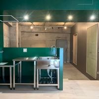 京都市右京区嵯峨中通町13-36の賃貸物件/【402】右手の淡いグリーンの建具内には洗濯機置き場＆洗面が隠れている