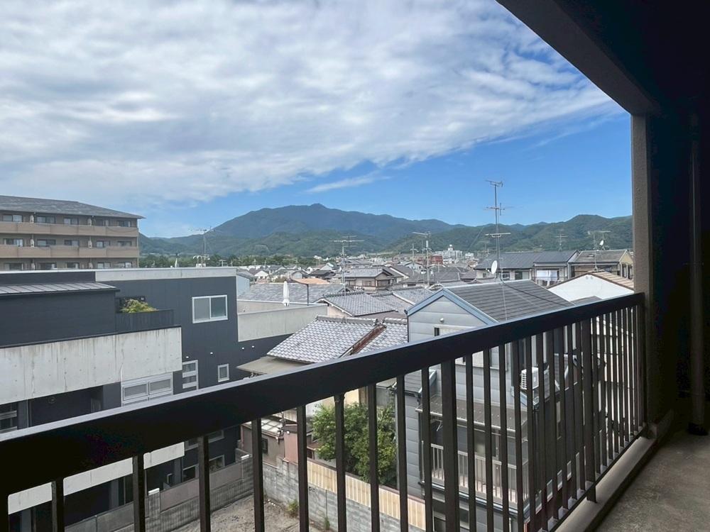 京都市右京区嵯峨中通町13-36の賃貸物件/4階共用廊下からはこの様に周辺がスカッと見えます
