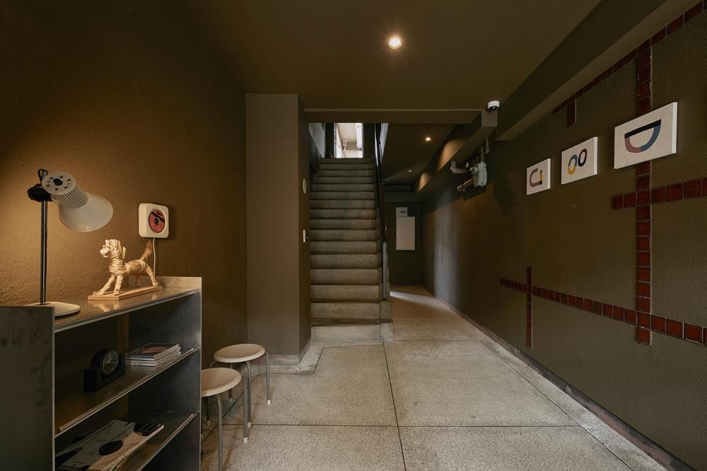 京都市右京区嵯峨中通町13-36の賃貸物件/エントランスにはCDプレーヤーが壁付されていたり、達磨さんがいたりしてます