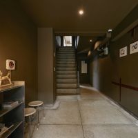 京都市右京区嵯峨中通町13-36の賃貸物件/エントランスにはCDプレーヤーが壁付されていたり、達磨さんがいたりしてます