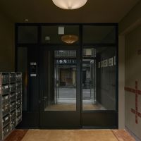 京都市右京区嵯峨中通町13-36の賃貸物件/ふかかふかの絨毯から研ぎ出しの床へ続くエントランス