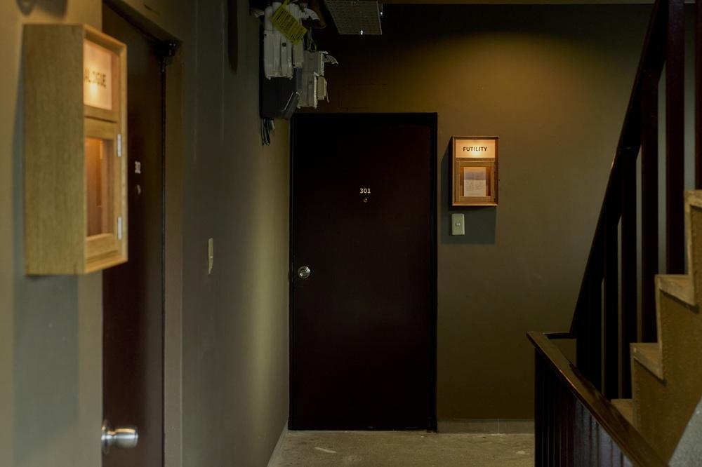 京都市右京区嵯峨中通町13-36の賃貸物件/各部屋の玄関ドア横にはその部屋のコンセプトを記載したキャプションBOXが設置されている