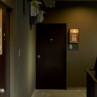 京都市右京区嵯峨中通町13-36の賃貸物件/各部屋の玄関ドア横にはその部屋のコンセプトを記載したキャプションBOXが設置されている