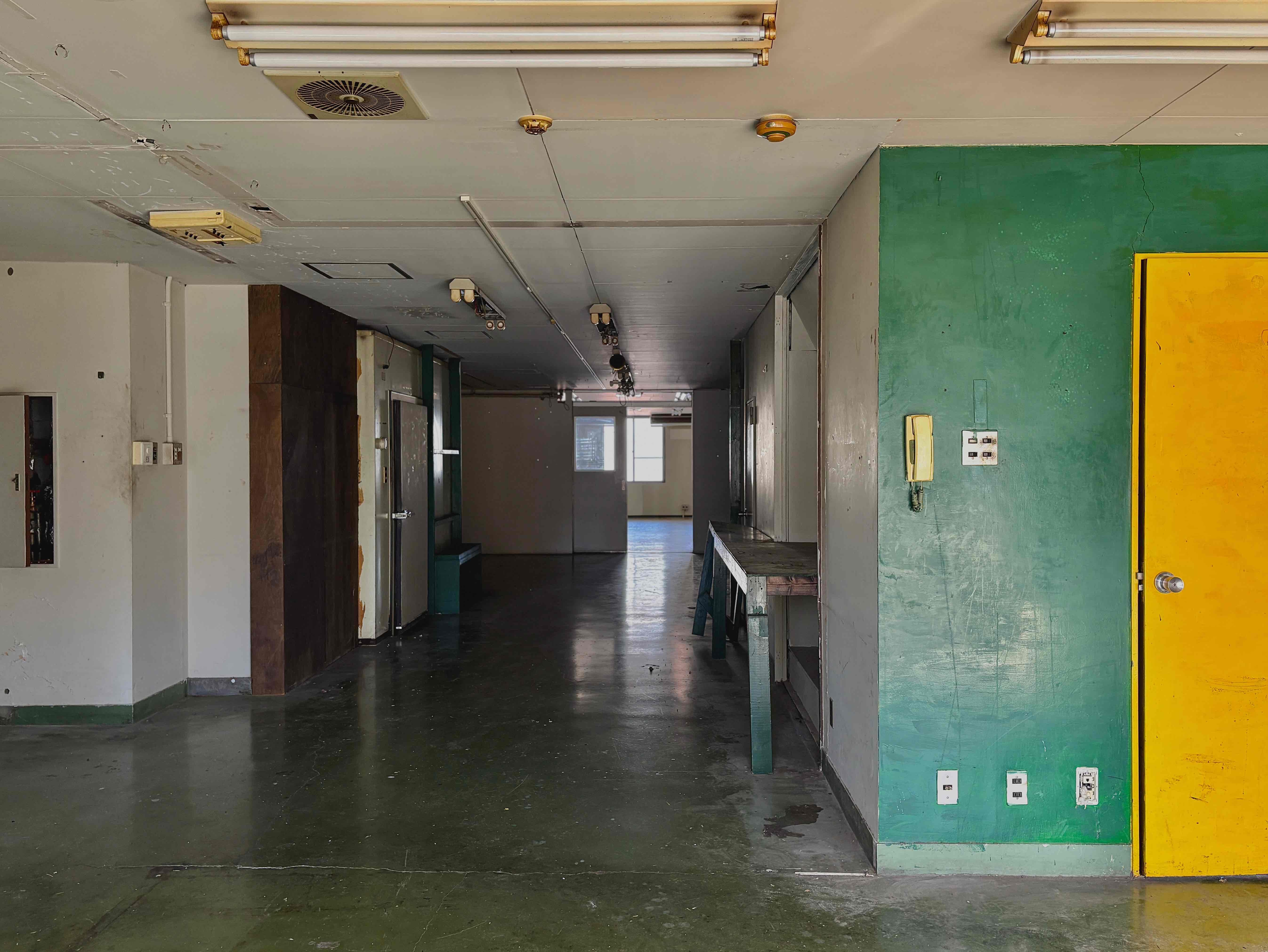 京都市東山区三条通北裏白川筋西入石泉院町394の賃貸物件/目を引く黄色い扉の中はボイラー室(中には大きなボイラーが残ってます)