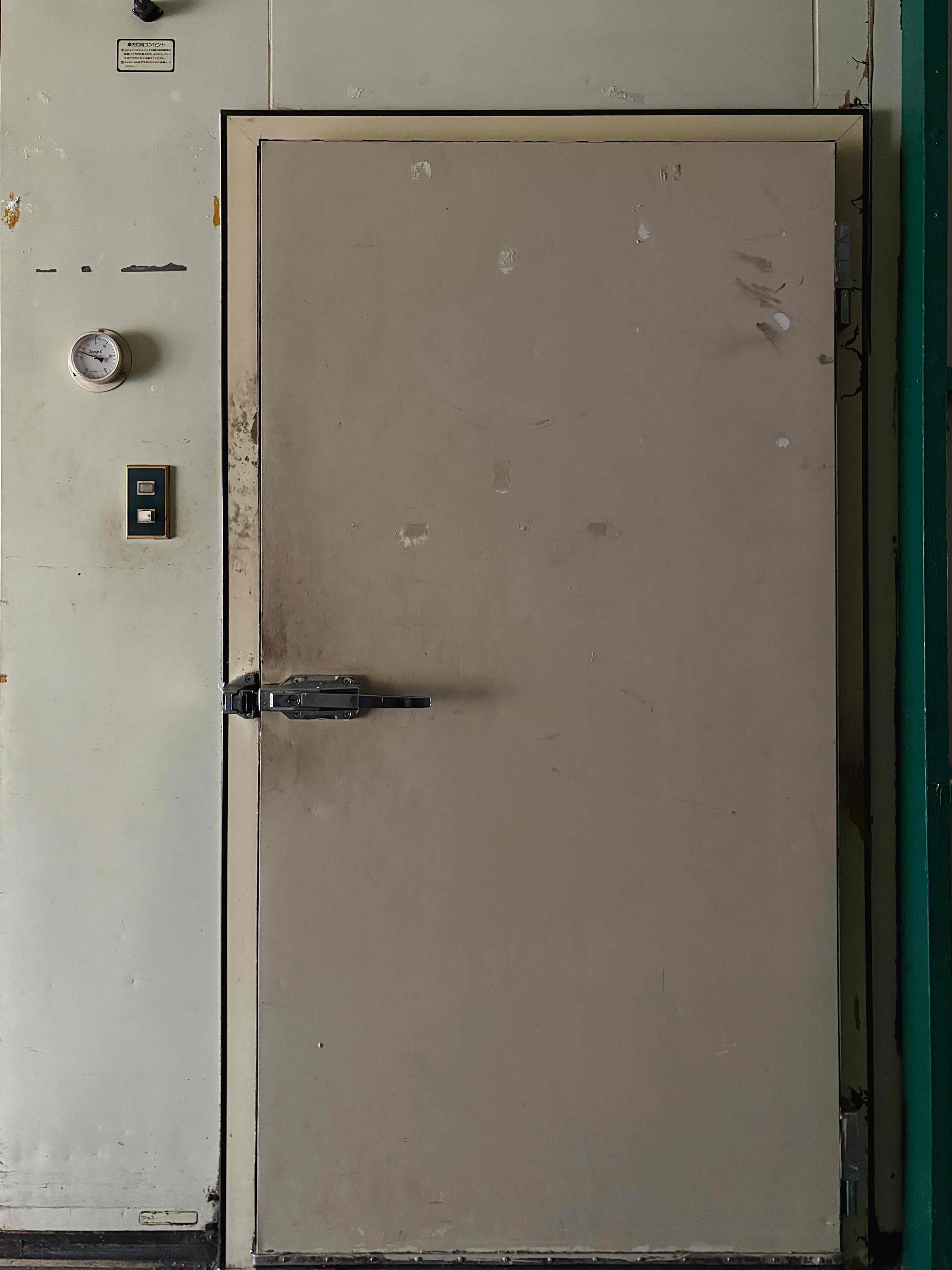 京都市東山区三条通北裏白川筋西入石泉院町394の賃貸物件/大きな冷蔵庫は物置として利用されていた様子。