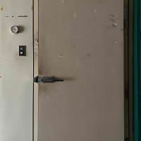 京都市東山区三条通北裏白川筋西入石泉院町394の賃貸物件/大きな冷蔵庫は物置として利用されていた様子。