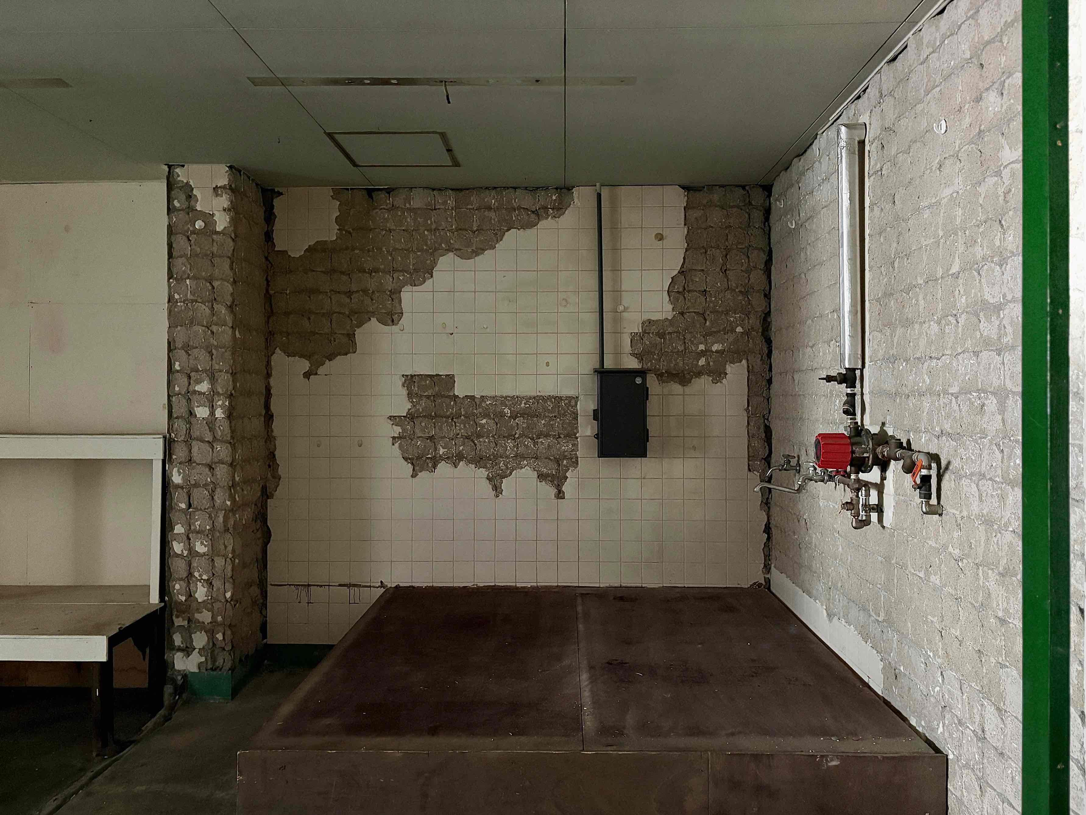 京都市東山区三条通北裏白川筋西入石泉院町394の賃貸物件/小上がりのようなスペース。所々剥がれたタイルが個人的に好みです。