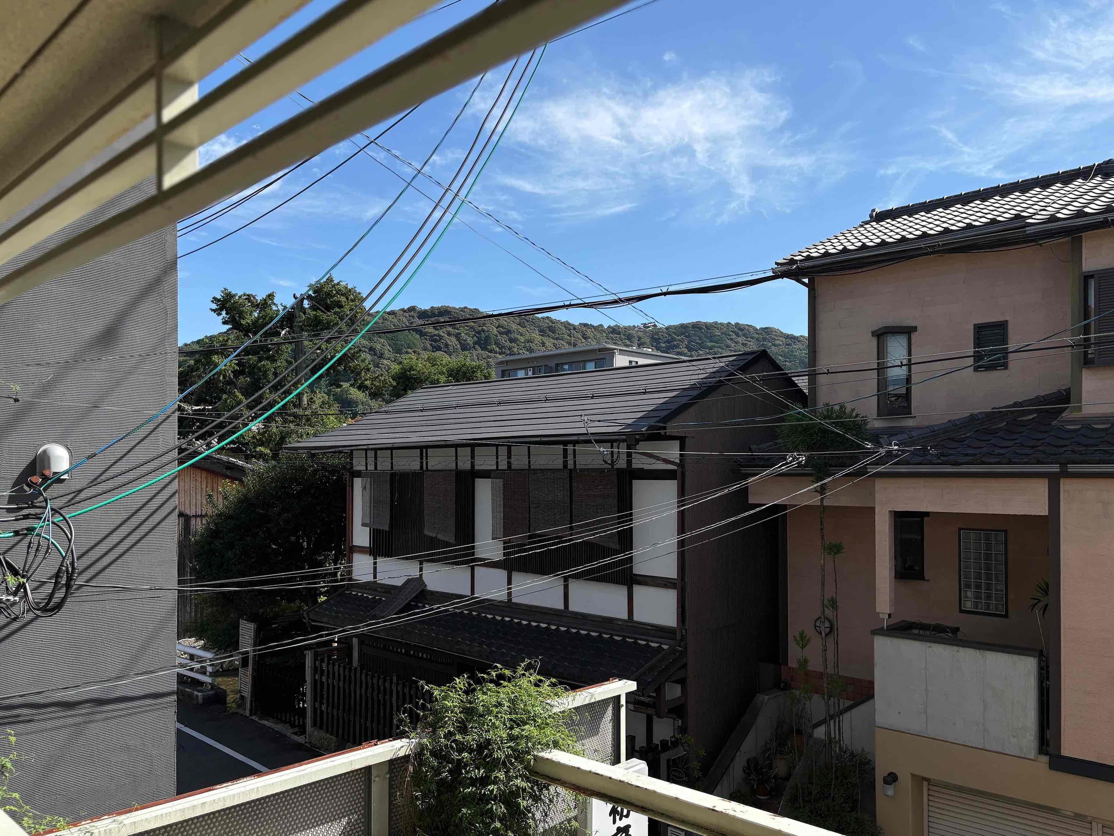 京都市東山区三条通北裏白川筋西入石泉院町394の賃貸物件/バルコニーからは遠くのグリーンがチラリ。左下あたりにほんの少し見えるのが白川