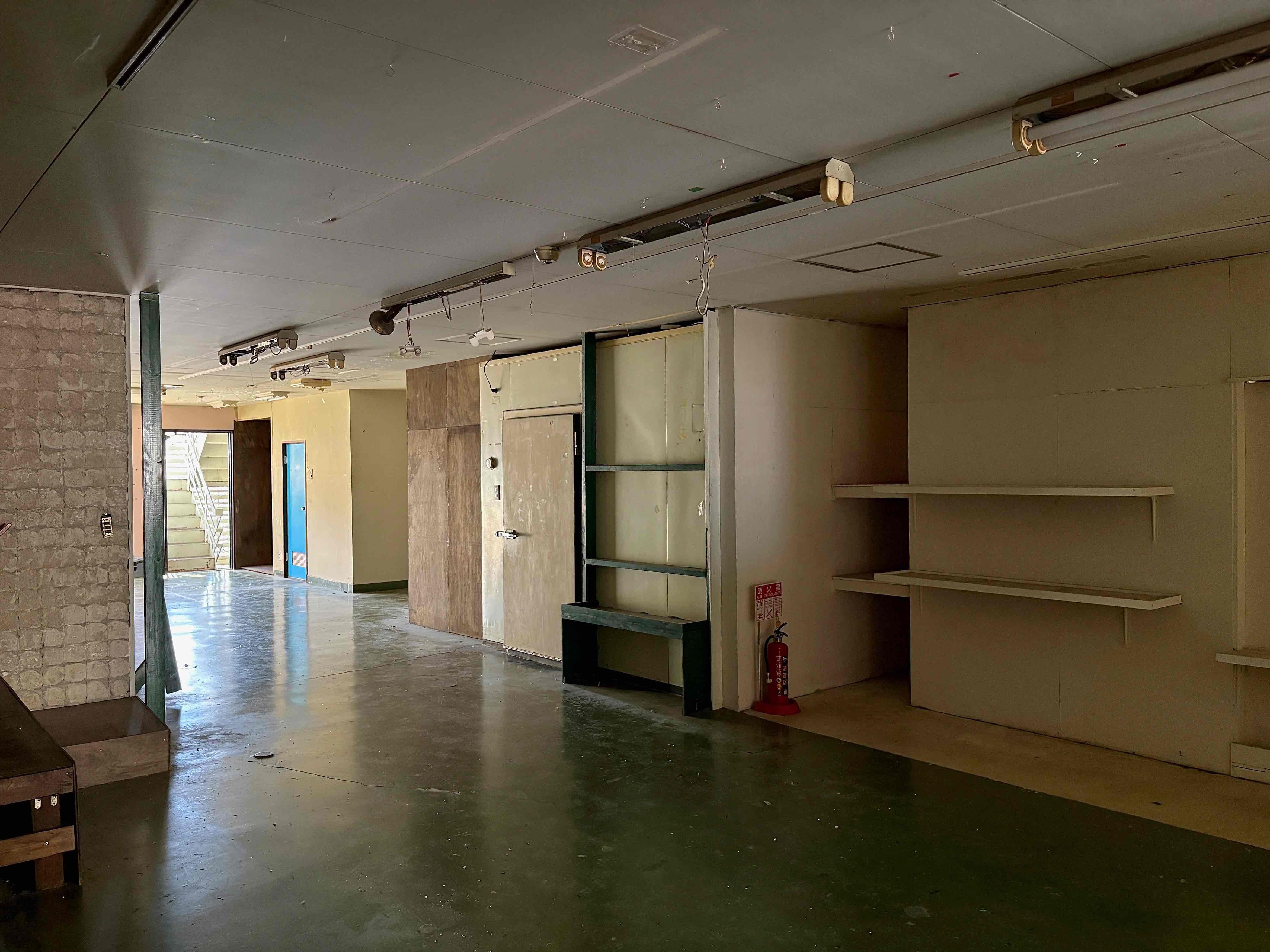 京都市東山区三条通北裏白川筋西入石泉院町394の賃貸物件/光が差し込む位置が入口、奥に見える水色の扉がトイレです