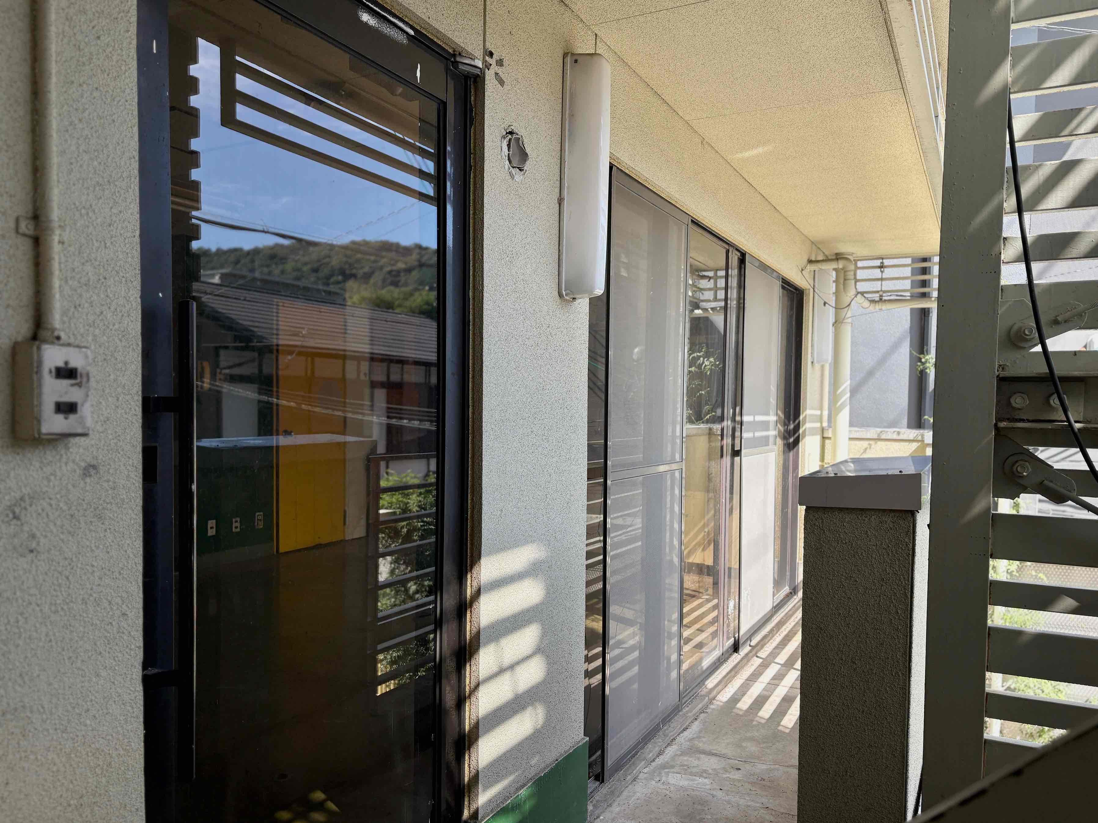 京都市東山区三条通北裏白川筋西入石泉院町394の賃貸物件/外観で見えているバルコニーは共用階段と面しています