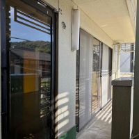 京都市東山区三条通北裏白川筋西入石泉院町394の賃貸物件/外観で見えているバルコニーは共用階段と面しています