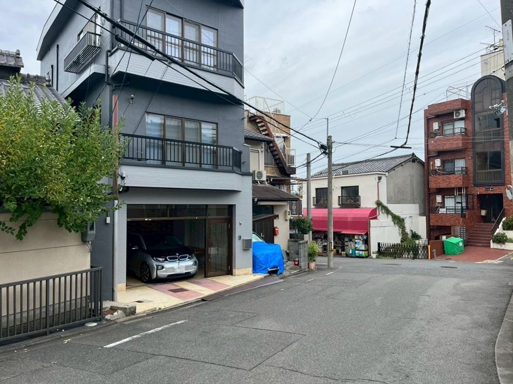 京都市東山区今熊野宝蔵町の売買物件/グレーの鉄骨3階建が該当物件。道がクランク状になったところに建ってます