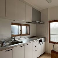 京都市東山区今熊野宝蔵町の売買物件/コンロはIH。背面に冷蔵庫置き場有