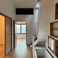京都市東山区今熊野宝蔵町の売買物件/階段室。正面の黒くなっているところが次の写真