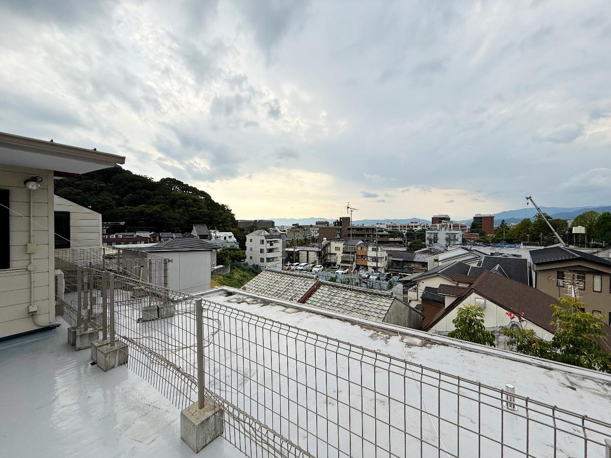 京都市左京区北白川西町77-3の賃貸物件/屋上全景。南西を見れば、吉田山越しに京都市内と西山が一望できます