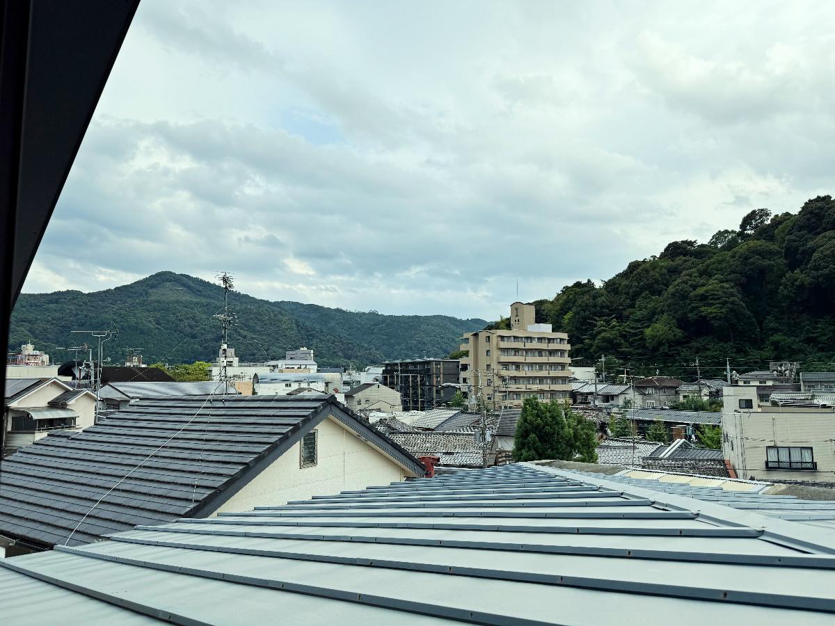 京都市左京区北白川西町77-3の賃貸物件/4階洋室窓から大文字を望む。洋室の窓からは遮るものなく、存分に大文字を味わう事ができます