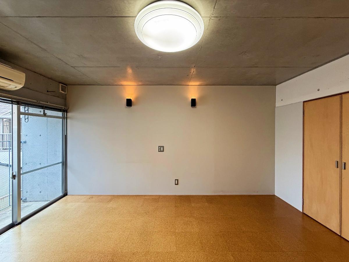 京都市左京区北白川西町77-3の賃貸物件/3階南洋室。壁付け照明もあるので、天井の照明は取っ払い落ち着ける空間にしてもいいかも