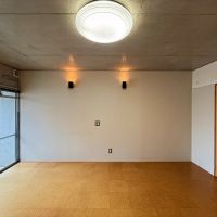 京都市左京区北白川西町77-3の賃貸物件/3階南洋室。壁付け照明もあるので、天井の照明は取っ払い落ち着ける空間にしてもいいかも