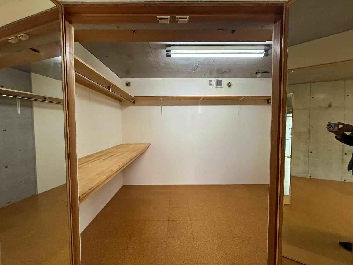 京都市左京区北白川西町77-3の賃貸物件/3階南洋室横にはウォークインクローゼットあり。8畳間ぐらいありそうな広さ