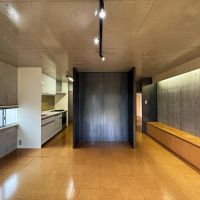 京都市左京区北白川西町77-3の賃貸物件/LDK全景。左にはキッチンとその奥にパントリーが。右奥は玄関間へと続いています