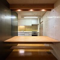 京都市左京区北白川西町77-3の賃貸物件/LDKキッチン全景。正面に鎮座する鉄のコの字裏には作り付けのテーブルが。家具いらずが有難い
