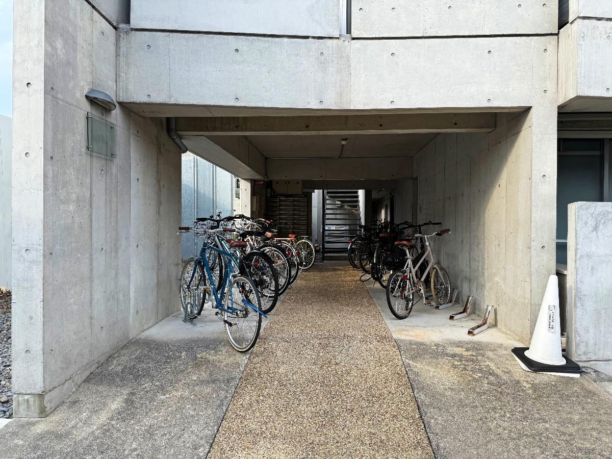 京都市左京区北白川西町77-3の賃貸物件/エントランスアプローチには整然と自転車置き場が。整頓されていて好感が持てます