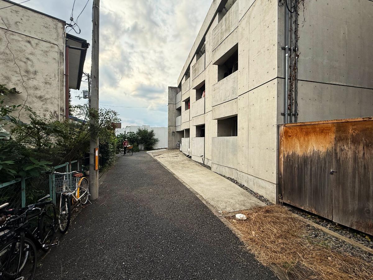 京都市左京区北白川西町77-3の賃貸物件/外観全景。細い路地奥にあるので、人通りも少なく落ち着いています。RC造のモダンな外観がキリリとかっこいい