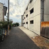 京都市左京区北白川西町77-3の賃貸物件/外観全景。細い路地奥にあるので、人通りも少なく落ち着いています。RC造のモダンな外観がキリリとかっこいい