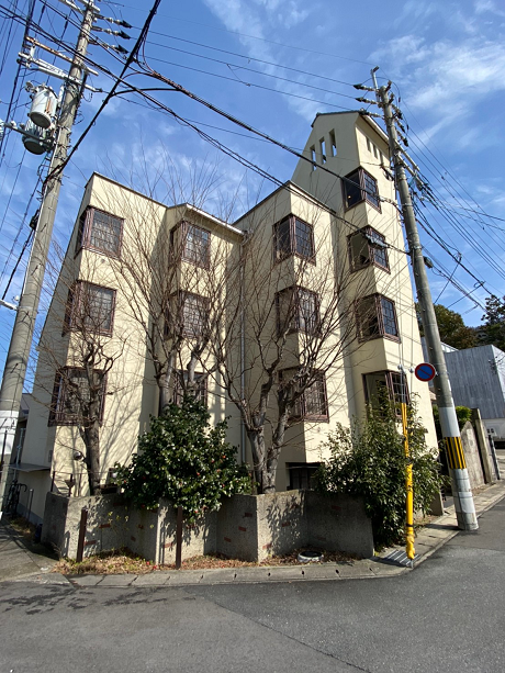 京都市左京区鹿ケ谷宮ノ前町54-7の賃貸物件/ジグザグと雁行する外観。ワンフロアーに1区画のコンパクトな激渋ビルディング