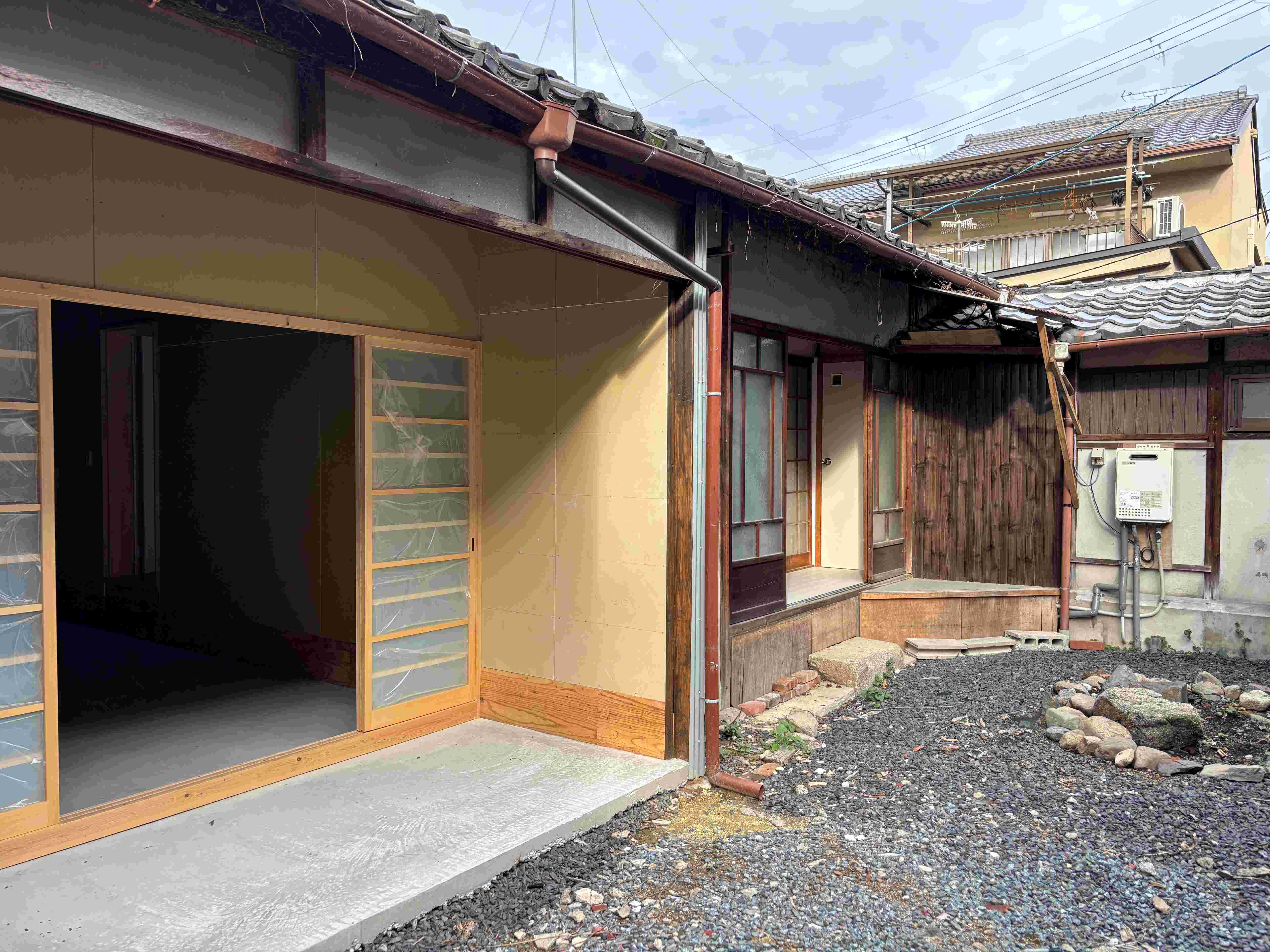 京都市上京区今出川通烏丸東入相国寺門前町636番地4の賃貸物件/庭とアトリエ部分は大きな開口で繋がっているので、気候の良い時は開け放って過ごしたい。