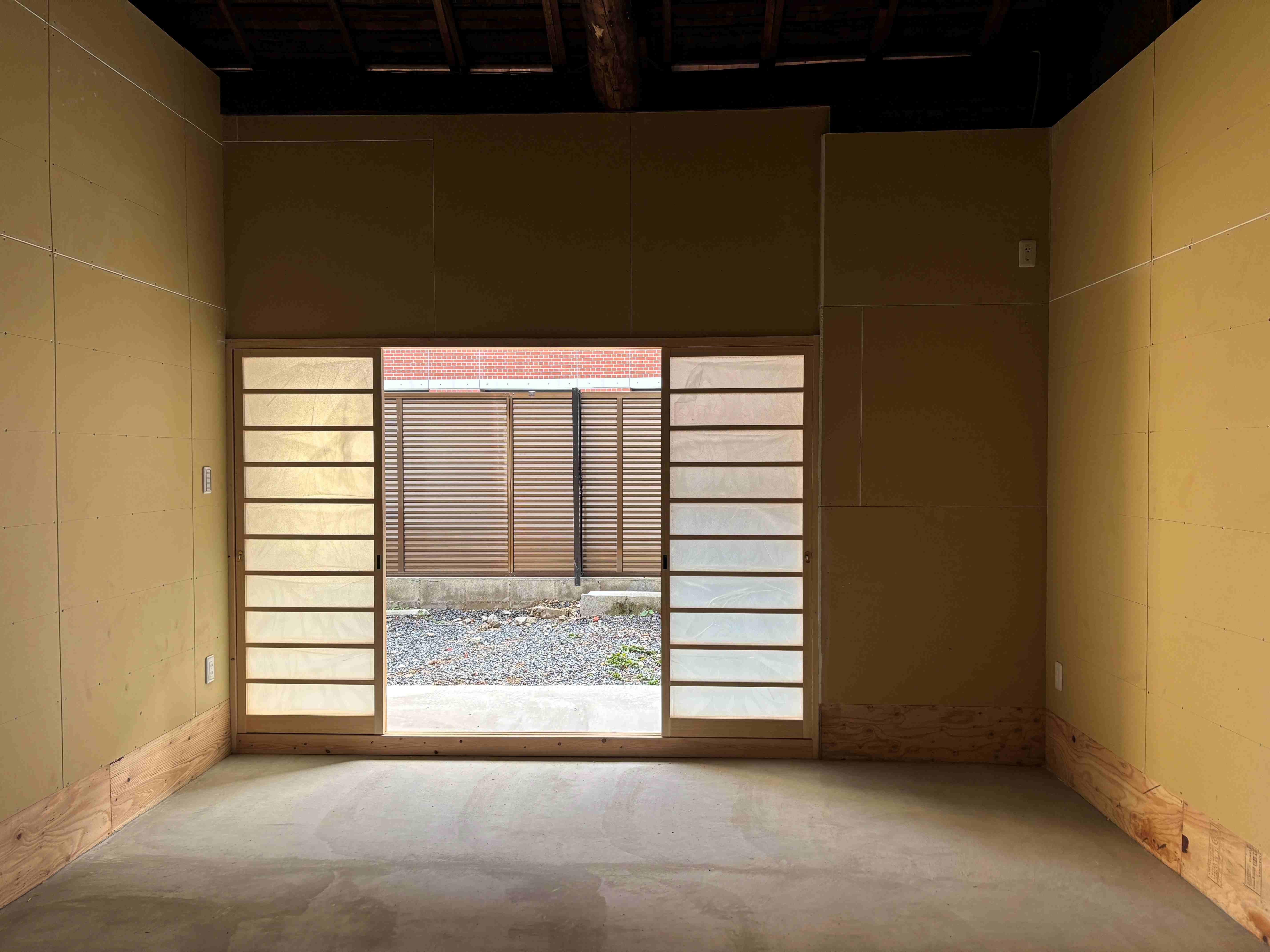 京都市上京区今出川通烏丸東入相国寺門前町636番地4の賃貸物件/土間の壁面は下地に使われる石膏ボードのまま。このまま使ってもよし、DIY相談するもよし。