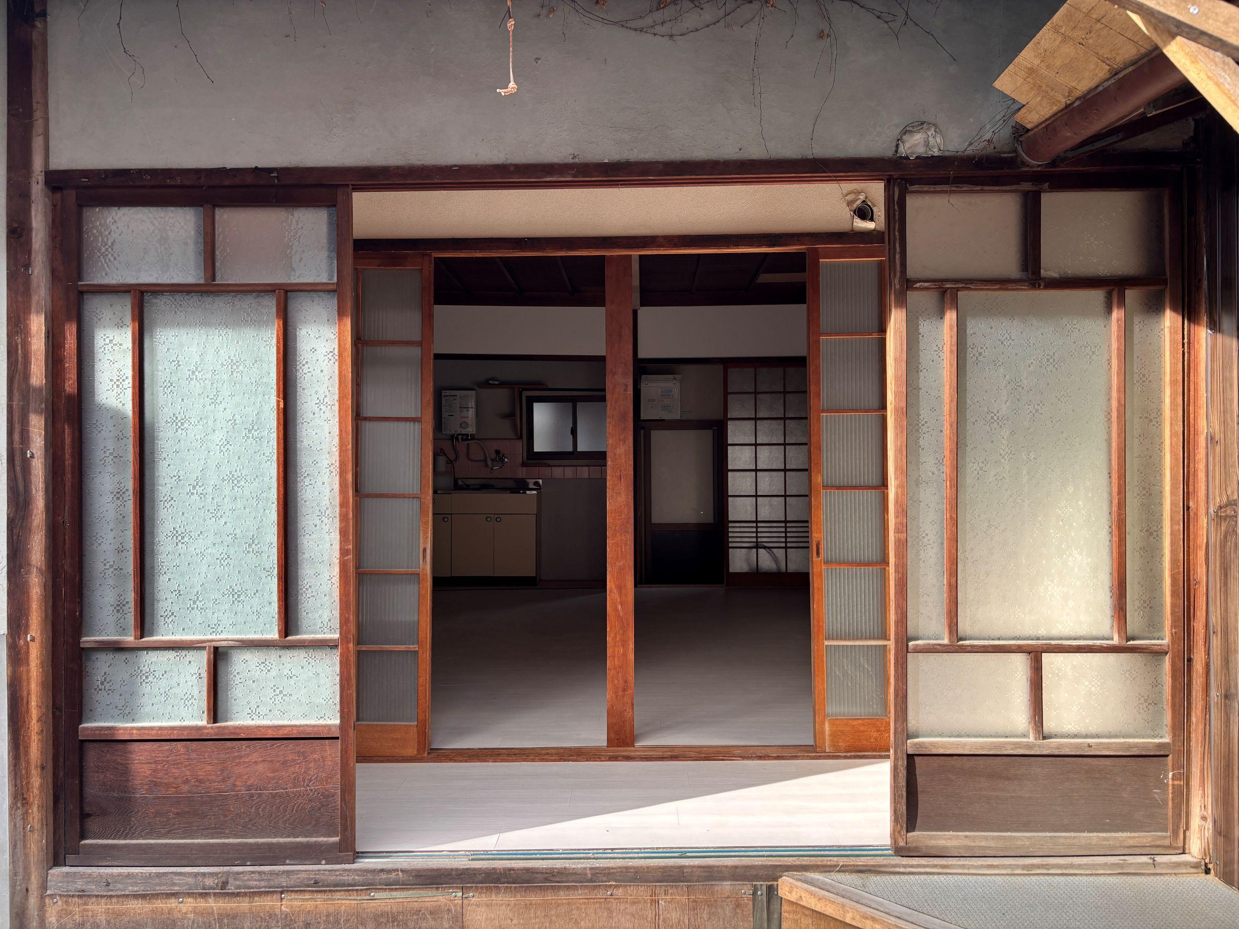 京都市上京区今出川通烏丸東入相国寺門前町636番地4の賃貸物件/庭側から住居部分をのぞむ。木枠の窓がかわいらしい。