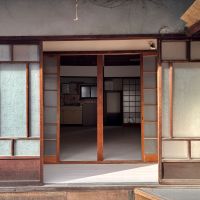 京都市上京区今出川通烏丸東入相国寺門前町636番地4の賃貸物件/庭側から住居部分をのぞむ。木枠の窓がかわいらしい。