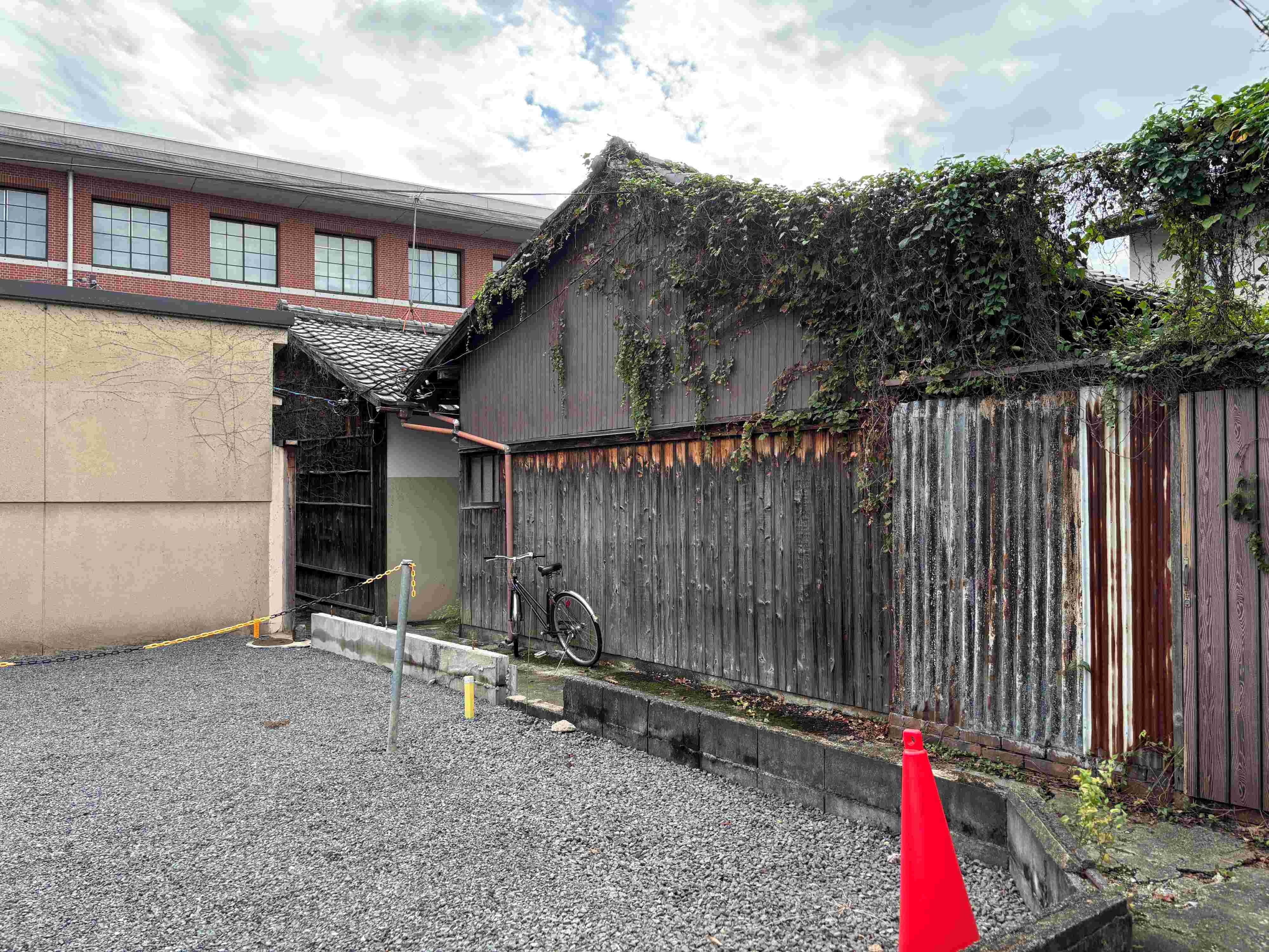京都市上京区今出川通烏丸東入相国寺門前町636番地4の賃貸物件/屋根の植物モシャモシャの奥にチラッと姿を見せるのが該当物件。