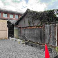 京都市上京区今出川通烏丸東入相国寺門前町636番地4の賃貸物件/屋根の植物モシャモシャの奥にチラッと姿を見せるのが該当物件。