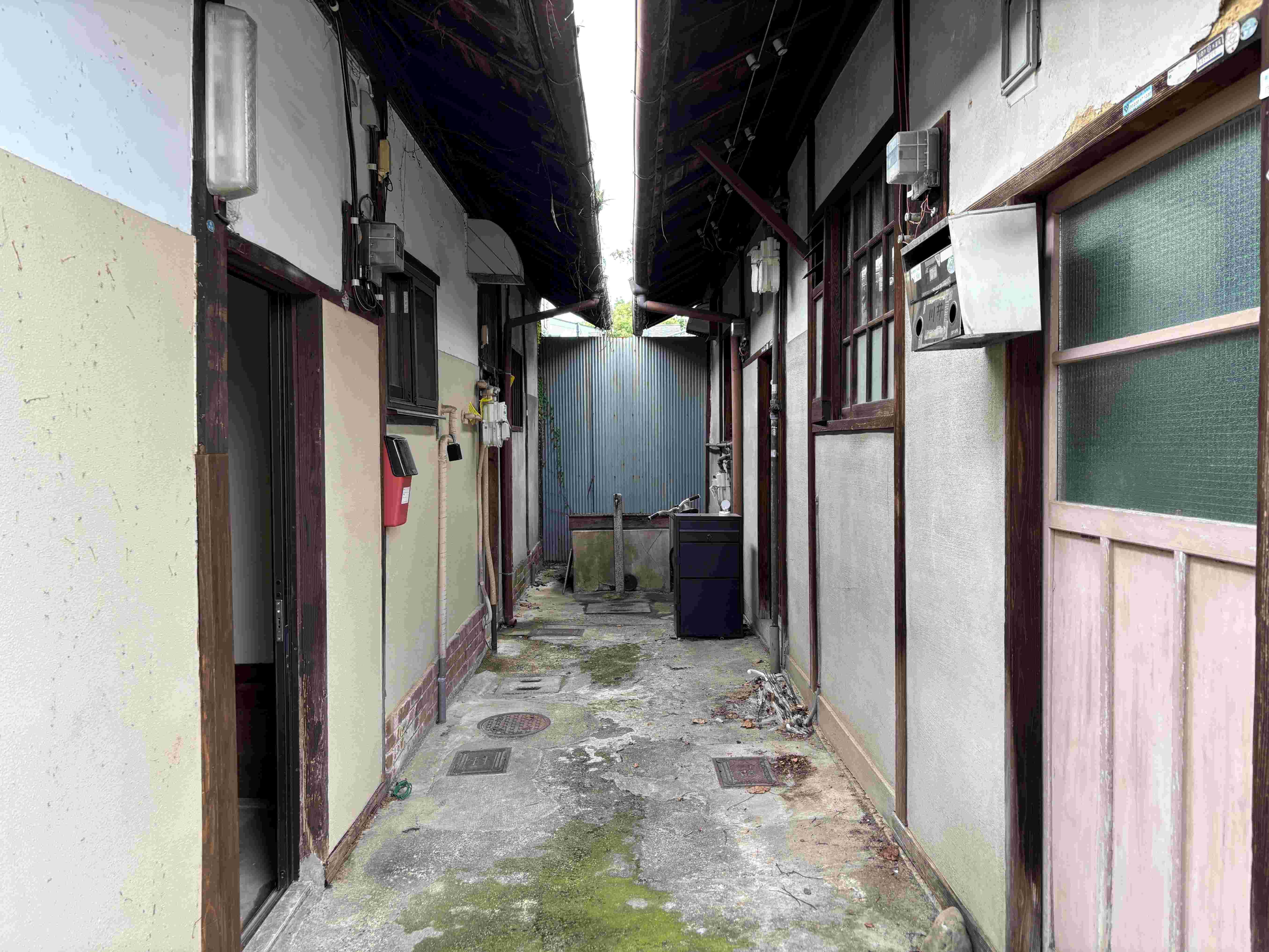 京都市上京区今出川通烏丸東入相国寺門前町636番地4の賃貸物件/左側が今回の対象物件。お向いさんとはこの距離感。