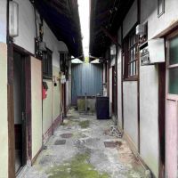 京都市上京区今出川通烏丸東入相国寺門前町636番地4の賃貸物件/左側が今回の対象物件。お向いさんとはこの距離感。
