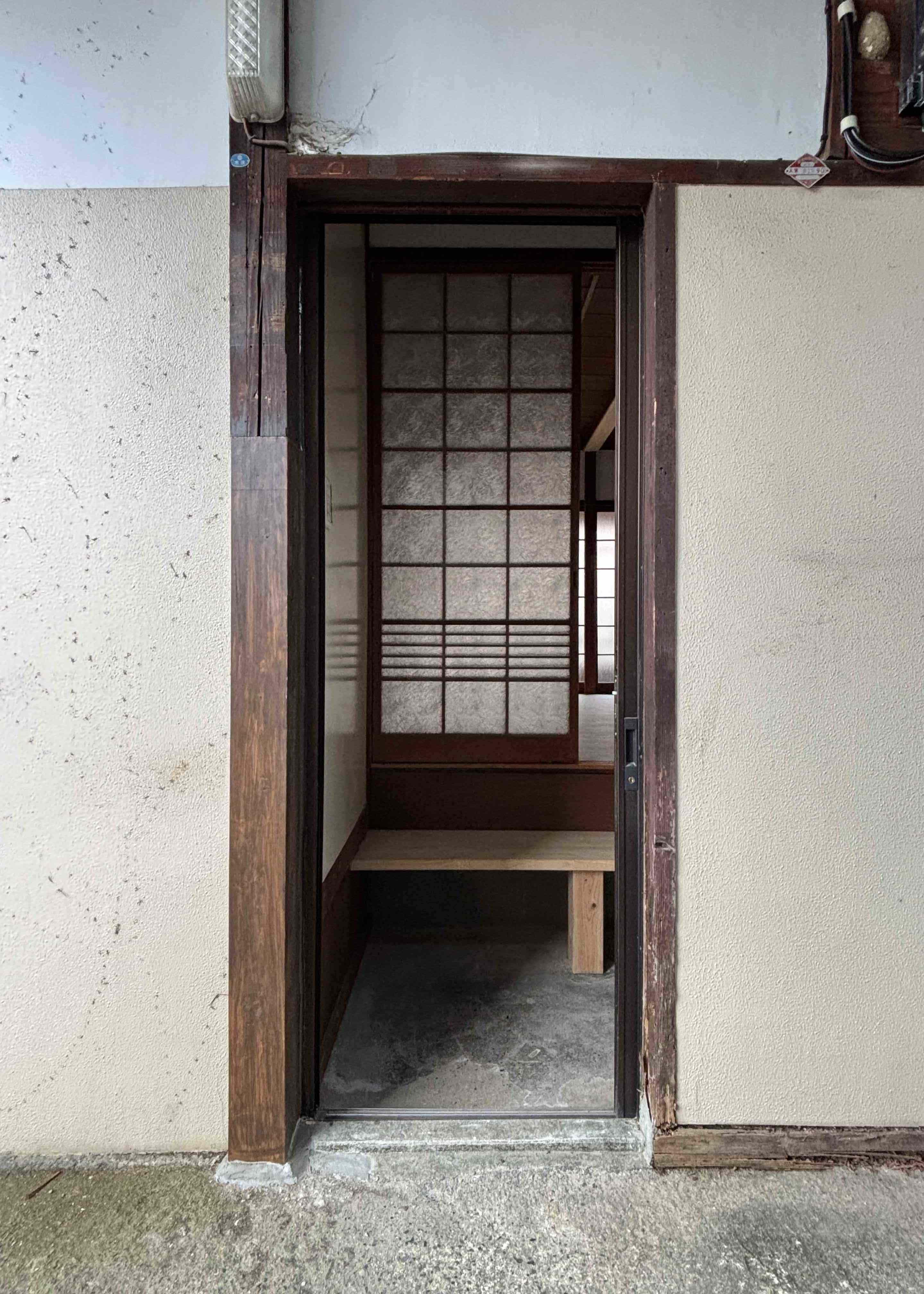 京都市上京区今出川通烏丸東入相国寺門前町636番地4の賃貸物件/玄関の間口はコンパクト。