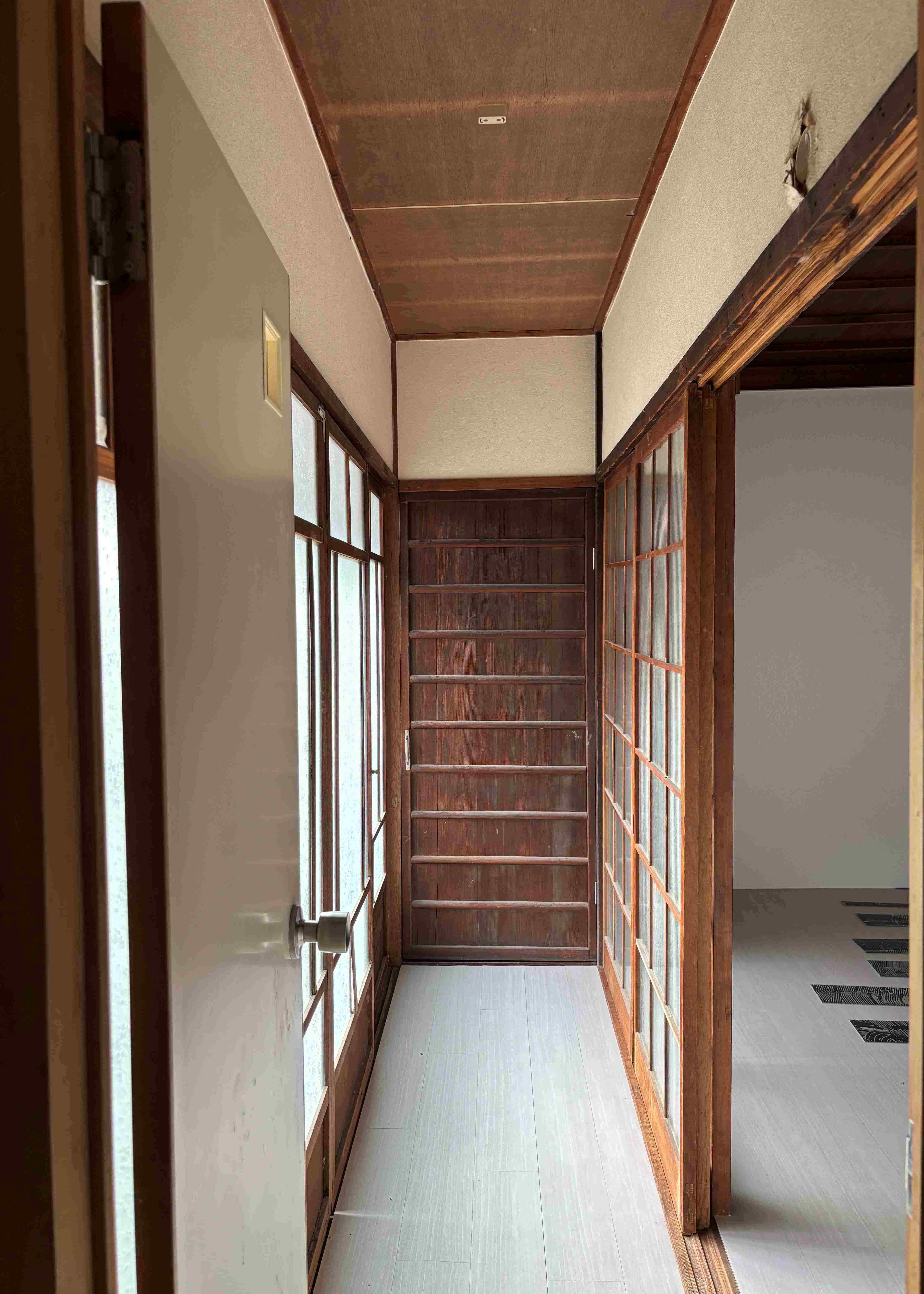 京都市上京区今出川通烏丸東入相国寺門前町636番地4の賃貸物件/縁側の突き当りにある物置。ちょっとした収納に重宝します。