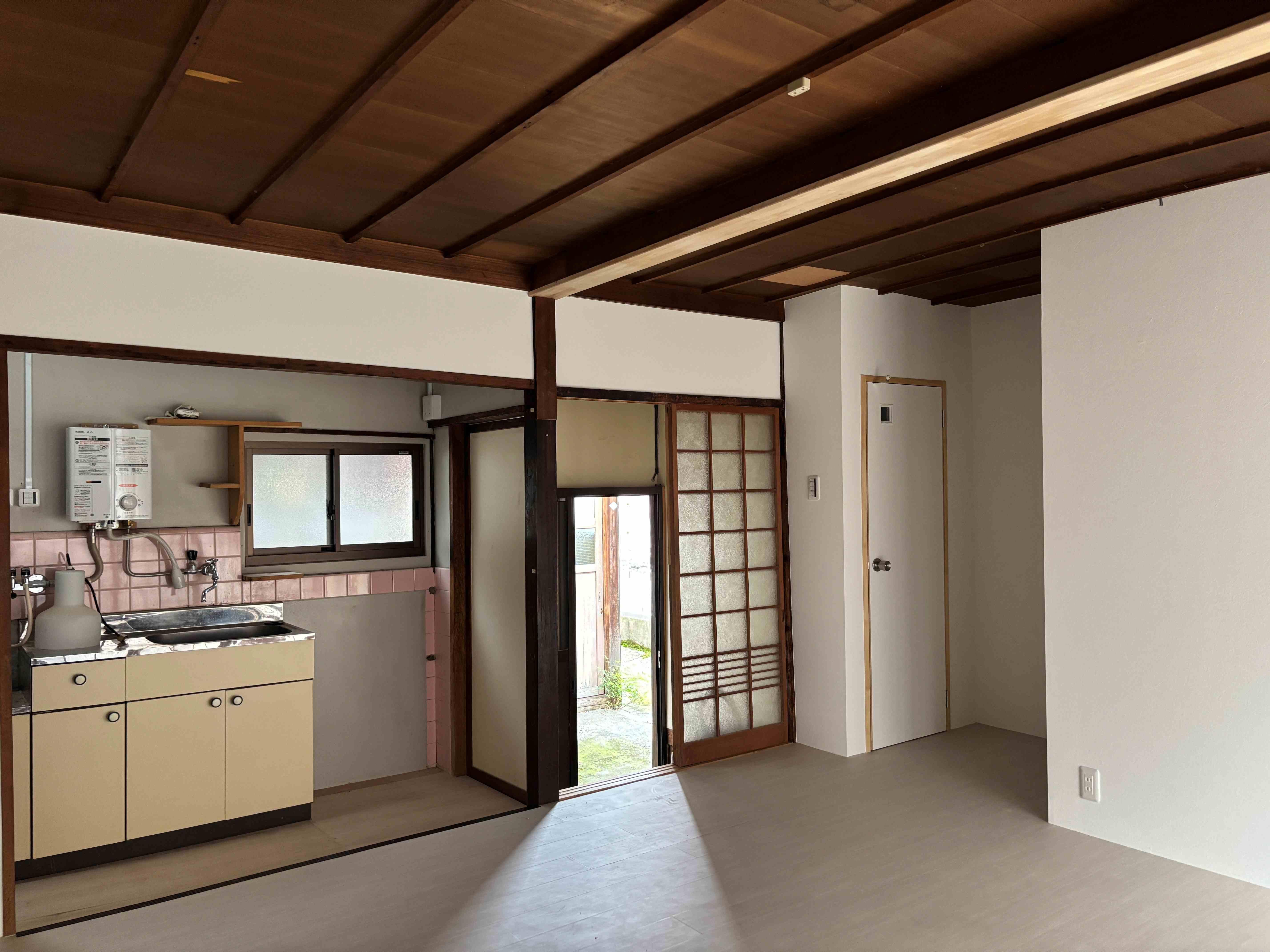 京都市上京区今出川通烏丸東入相国寺門前町636番地4の賃貸物件/左から台所、玄関、トイレといった配置。