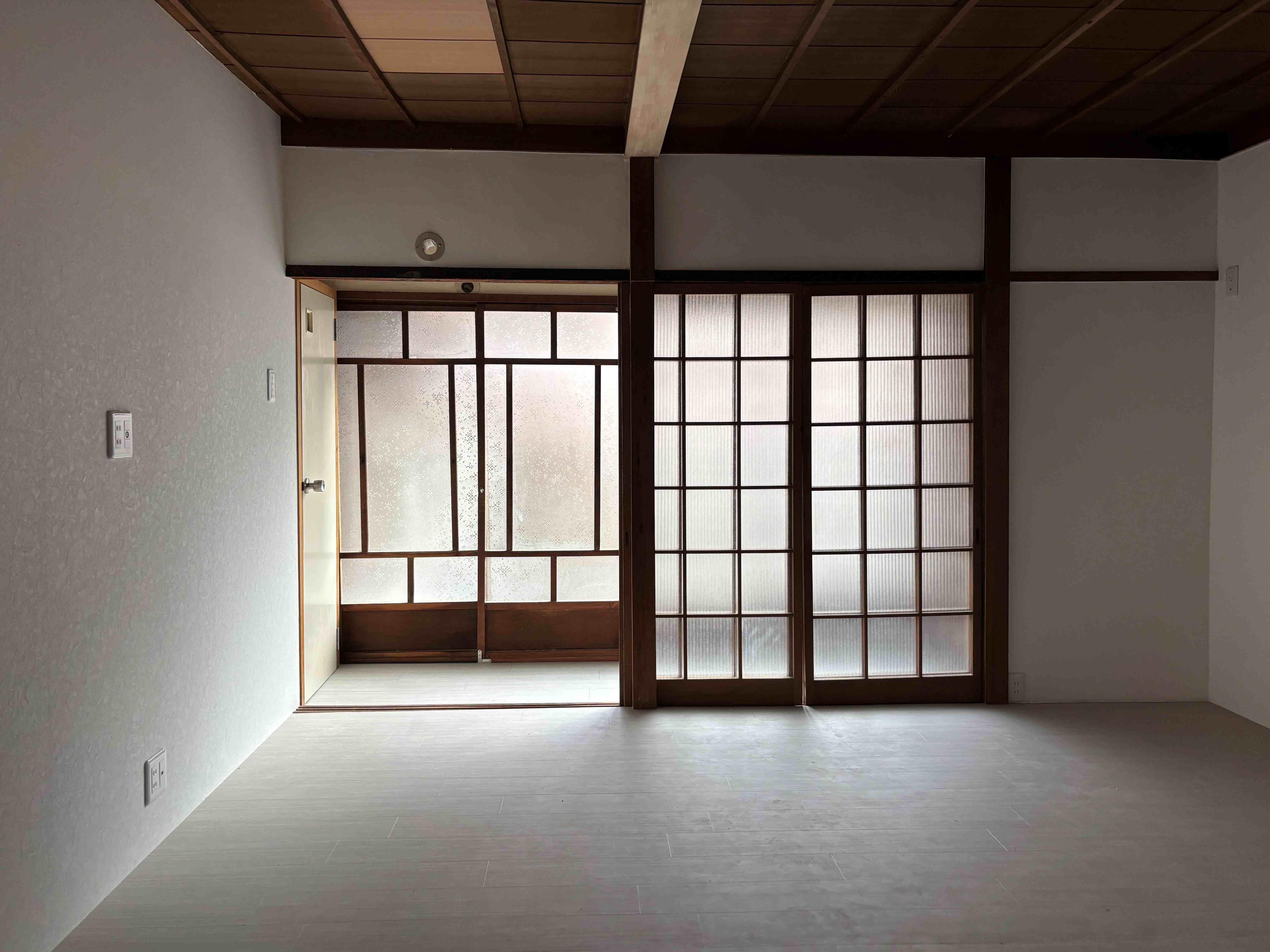京都市上京区今出川通烏丸東入相国寺門前町636番地4の賃貸物件/LDK。窓を閉めると、光のトーンが変わってぐっと落ち着いた印象に。