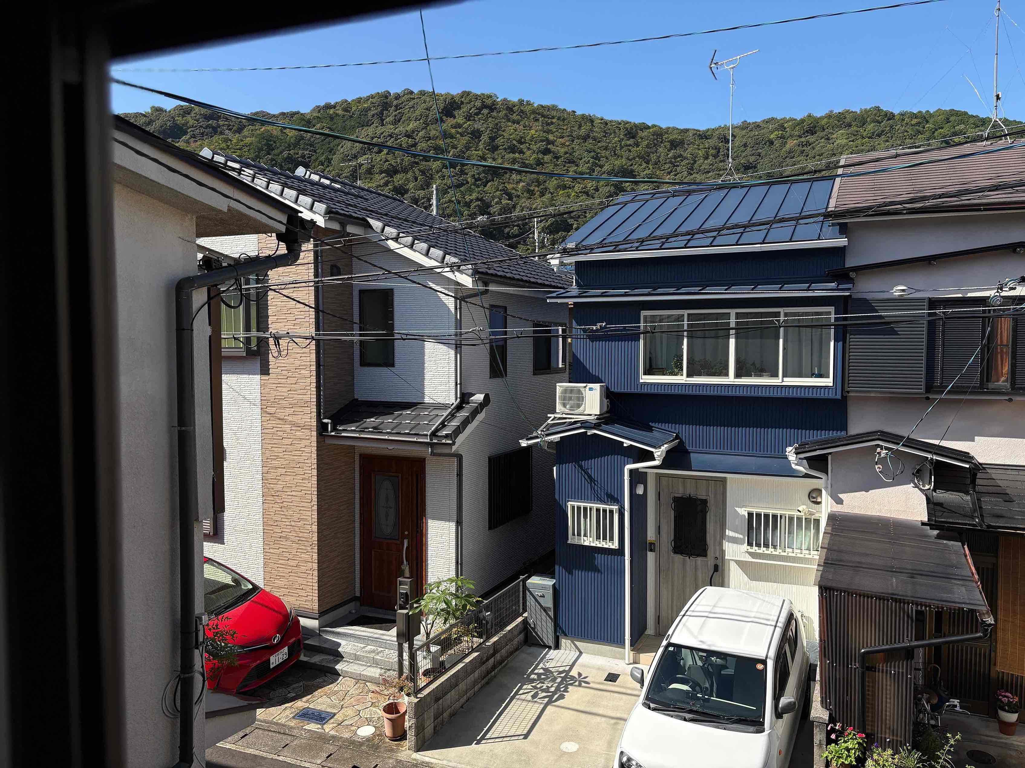 京都市西京区嵐山朝月町5-3の賃貸物件/2階西側の窓から｜松尾山がひょっこり