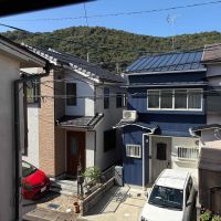 京都市西京区嵐山朝月町5-3の賃貸物件/2階西側の窓から｜松尾山がひょっこり