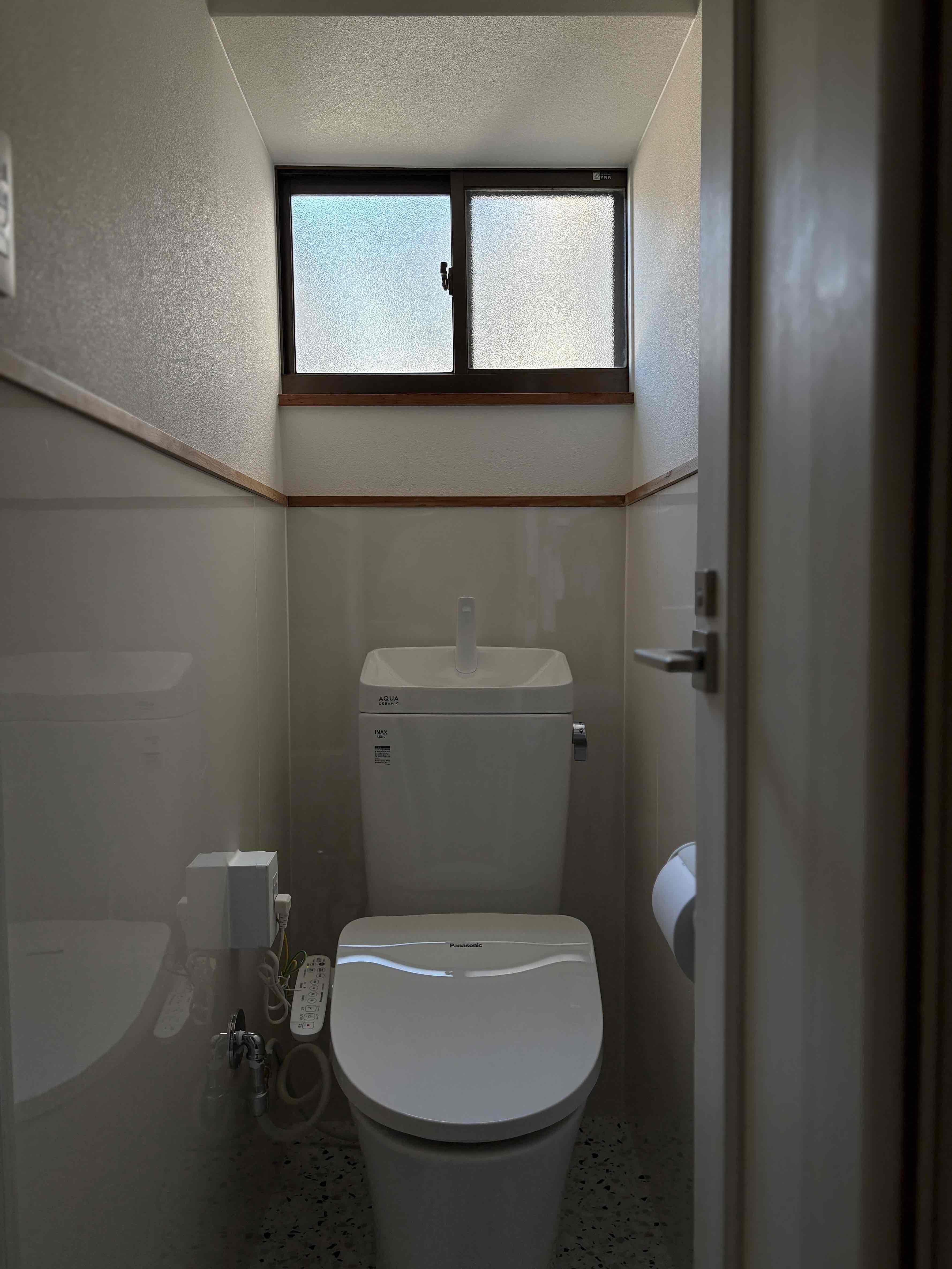京都市西京区嵐山朝月町5-3の賃貸物件/トイレは階段前に折れ戸タイプのドア