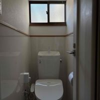 京都市西京区嵐山朝月町5-3の賃貸物件/トイレは階段前に折れ戸タイプのドア