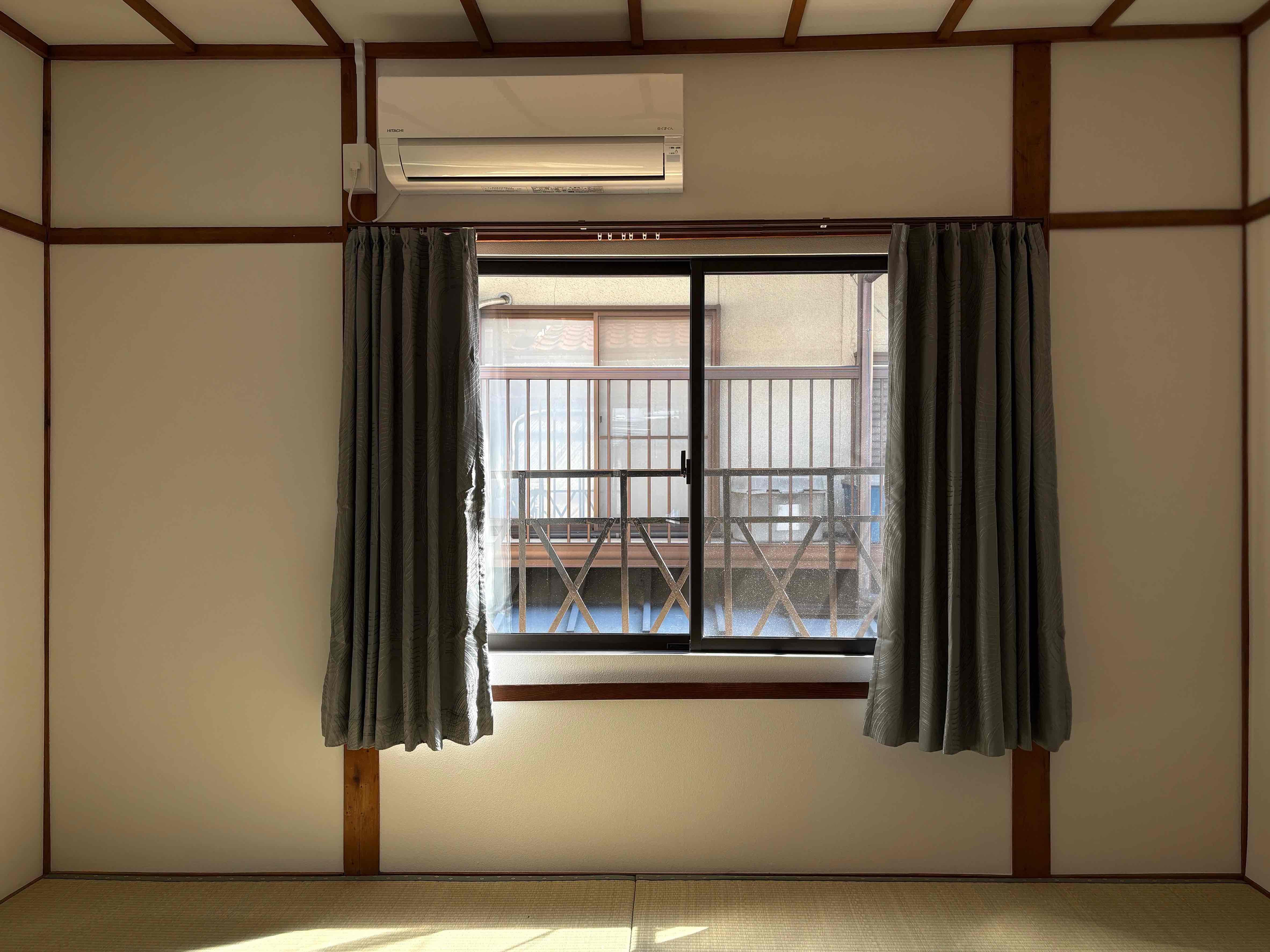 京都市西京区嵐山朝月町5-3の賃貸物件/窓からバルコニーに出られます。2階はペアガラスに入れ替えてあります。