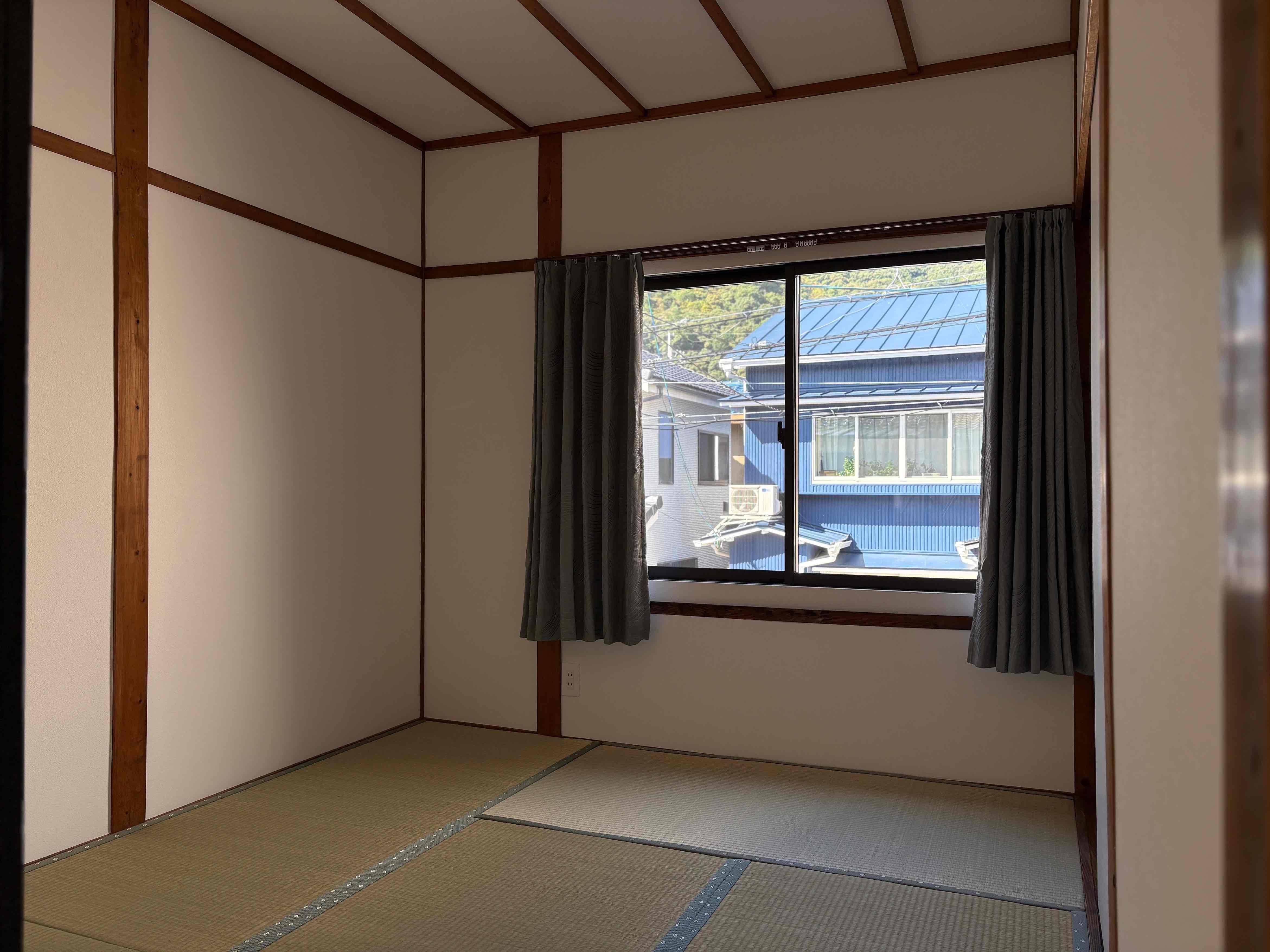 京都市西京区嵐山朝月町5-3の賃貸物件/2階西側｜4.5帖とコンパクトですが落ち着くサイズ感